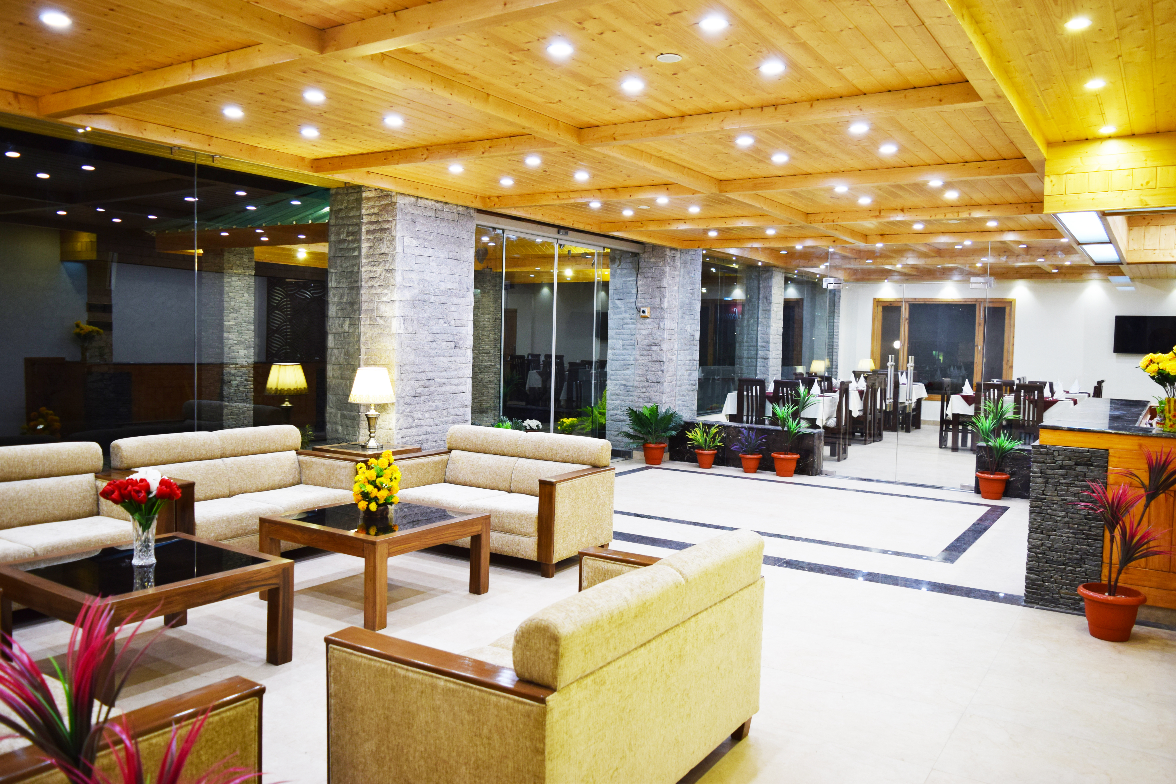 Lobby d'hôtel moderne avec éclairage chaleureux